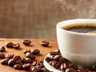 この1年でコーヒーチェーン店の利用や喫茶代の支出金額はどれくらい減った？