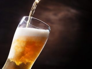 週に1回以上ビール飲料を飲む人はどれくらいいる？ 自宅で飲む頻度は38％増