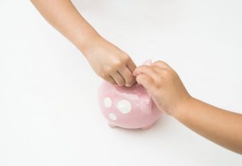 児童手当を生活費にあてているけれど、教育費として貯金しないとマズいですよね？