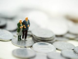 定年後も働くと年金が受け取れないことも。在職中も調整されない年金って？