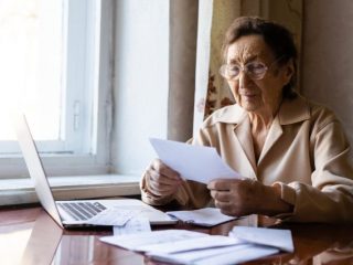 75歳までの年金の繰り下げ。税金や健康保険にも影響が？