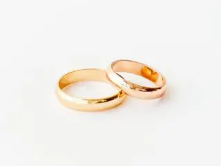 結婚指輪の金額相場は？ 人気のデザインは？ 新型コロナでの給与減の影響も