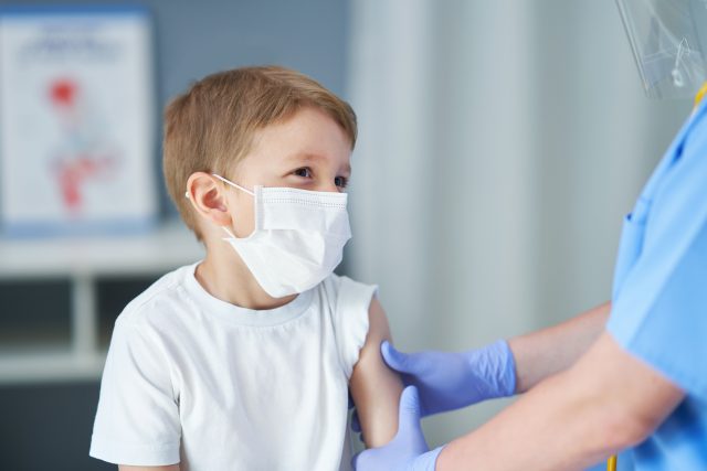 子どもの予防接種を遅らせるリスクとは？ 定期接種と任意接種の違い
