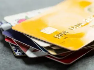 賢い家計管理のために知っておきたい！ クレジットカードとデビットカードの違いは？