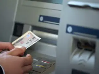 ATM手数料は高いしもったいない…。払いたくないと思ったときに検討することとは？