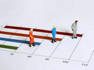 長寿社会への不安、40～50代の中年層と高齢者ではどう違う？