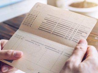 亡くなった人の銀行口座はいつ凍結する？ お金を引き出すには？