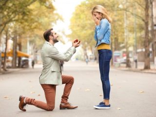 プロポーズは男性から？ 女性から？ プロポーズの実態とプロポーズや結婚指輪の予算とは