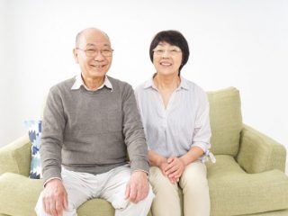 高齢夫婦の収入と支出の平均額は？不足分はどうしてる？