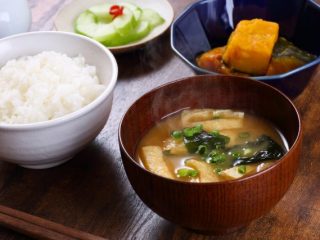 和風料理で「母から受け継いだ味」は減少傾向？ 年代別の収入と食費の違いは？