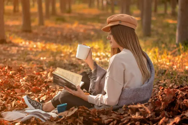 読書の秋！ 電子書籍を読んでいる人は増えているの？ 紙の本と読むジャンルは違う？