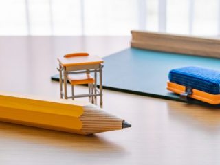 経済的な理由で進学先をあきらめる子どもが半数…学校生活における子どもの貧困とは