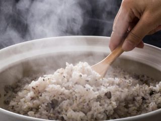 玄米・雑穀米を食べる人が増えている？ 世帯あたりの米の支出が最も高い県はどこ？