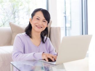 年金の受給開始年齢。女性の平均は何歳？