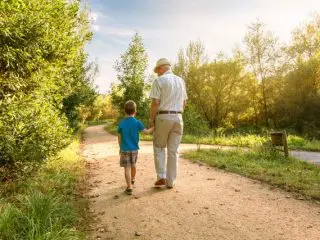 祖父から孫への生前贈与。節税になるおすすめの方法とは？