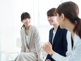 働き方に満足している女性は何割？年代別の働く理由や満足度とは？