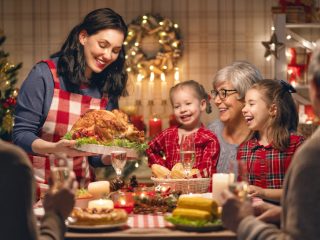 おうちクリスマスの予算はいくら？ どんな料理を食べたい？ チキンやケーキの購入場所は？