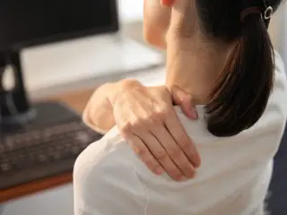 肩こりや腰痛がある人はどれくらい？ どうやって対処しているの？