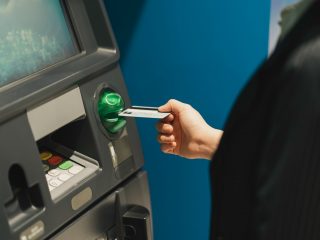 小銭を貯めている人は要注意！ 硬貨での入金に手数料がかかる場合があります。