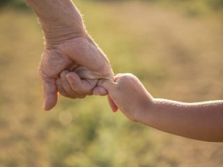 子や孫へ毎年少しずつ贈与していたら、連年贈与の扱いで課税。いくら支払うことになる？