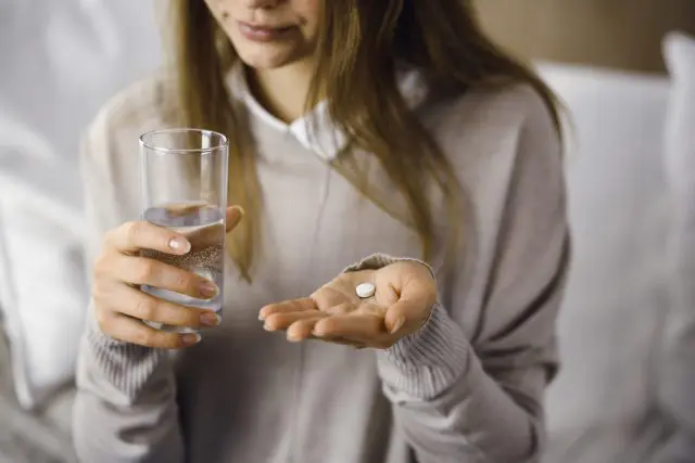 頭痛薬や鎮痛剤を購入した年はセルフメディケーション税制でいくら戻ってくる？ 医療費控除より有利になる？