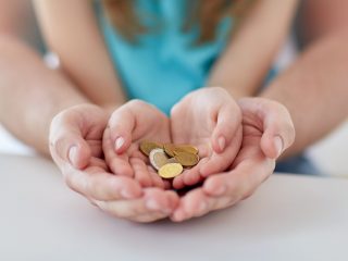 子育て世帯に対する10万円相当の臨時特別給付、全額現金支給を希望する人は何割？