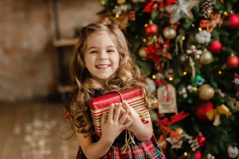 小さい子どものいるクリスマスや年末年始、今年はどう過ごす？ プレゼントの平均予算はいくらくらい？