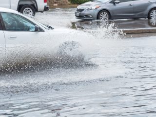 台風や大雨の被害を受けたときに知っておきたい。税金や社会保険料を減額する手続き