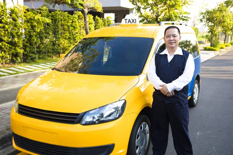 タクシー運転手の平均年収はどれくらい？ 個人と法人との違いも解説