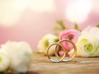シニアの結婚は婚姻日で年金額が変わることも！