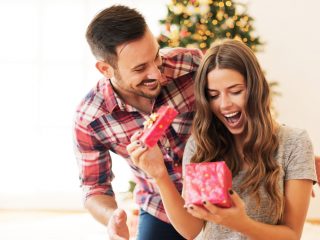 これまでに恋人に贈った最も高額なプレゼントはいくらくらい？何を贈るの？