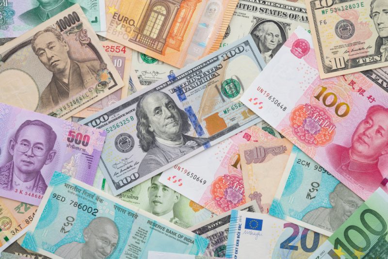 手元に残った外国通貨。おトクに両替するにはどうすればいい？