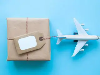国際郵便の値上げ。海外に住む家族や友人へ小包を送るとどのくらいかかる？