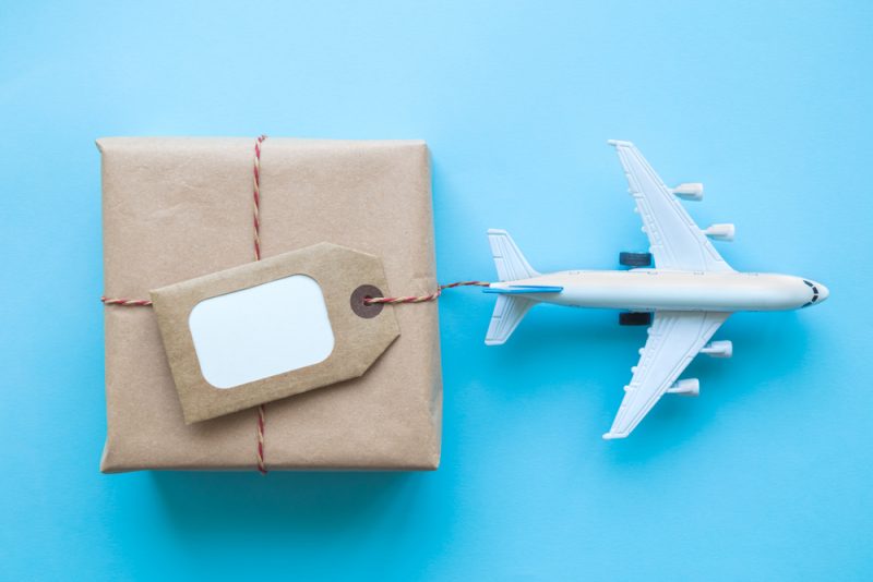 国際郵便の値上げ。海外に住む家族や友人へ小包を送るとどのくらいかかる？