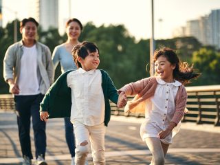 子育てに必要な最低限の年収はいくら？ 子どもの人数ごとにチェック