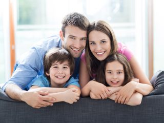 4人家族の理想的な世帯年収はいくら？ 生活費の平均もチェック