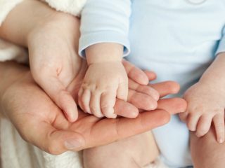 困窮家庭とそれ以外の家庭でこんなに変わる、見過ごせない「子育て格差」とは？　政府の支援策もおさらい