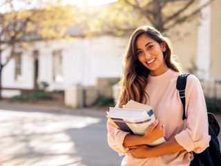 一人暮らしをしている大学生の生活費の平均は？　親は毎月いくら仕送りしている？