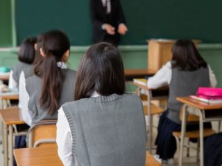 高校入学の子どもがいる家庭が新学期に支払うお金の合計は？ 私立と公立の差は？