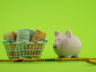 年代別で見る年金受給額。現在の若者の老後は受給額は減っていくの？