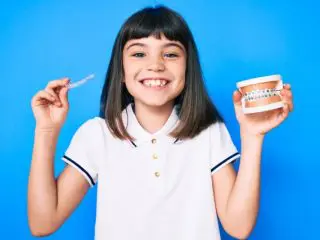 子どもの歯並びと親の年収の関係。保険適用外の歯列矯正、具体的に年間いくら？
