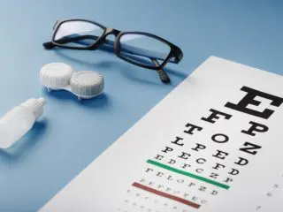 コンタクト・眼鏡・ICL…コストを抑えて視力を上げたいならどれを選ぶべき？