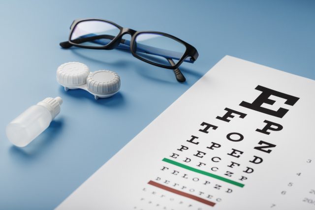 コンタクト・眼鏡・ICL…コストを抑えて視力を上げたいならどれを選ぶべき？