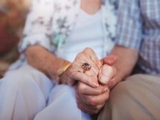 平均寿命は男性81歳、女性87歳。夫の死後、妻は遺族年金だけで生活できる？