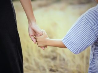 夫と死別した女性が子連れ再婚するとき、支給されなくなるお金とは？