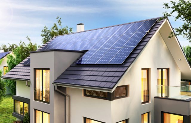 太陽光発電は光熱費の節約に効果的？ 太陽光発電のメリットと注意点とは