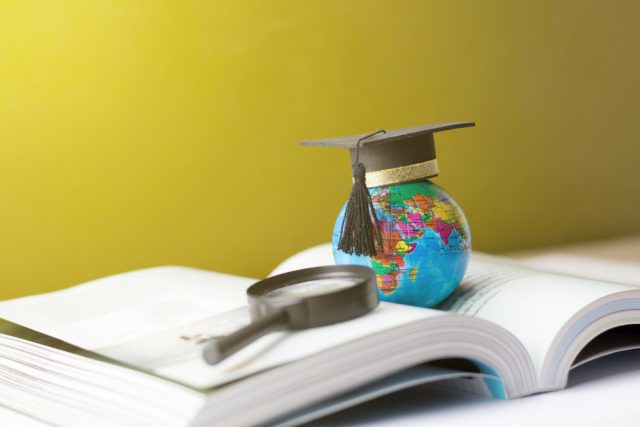 子どもが海外留学を希望。年収や貯蓄はいくらあれば安心？