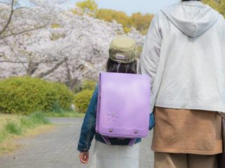 ランドセルの相場はいくら？卒入園の子ども服はどうする？この時期のお悩みをチェック