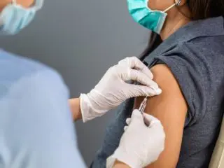 会社の指示で3回目のワクチンを接種。副反応で欠勤したら補償はある？