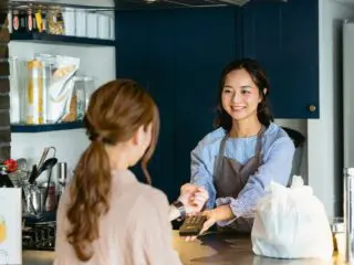 新たに101人以上の事業所で働くパートも対象。厚生年金保険適用の拡大はいつから？